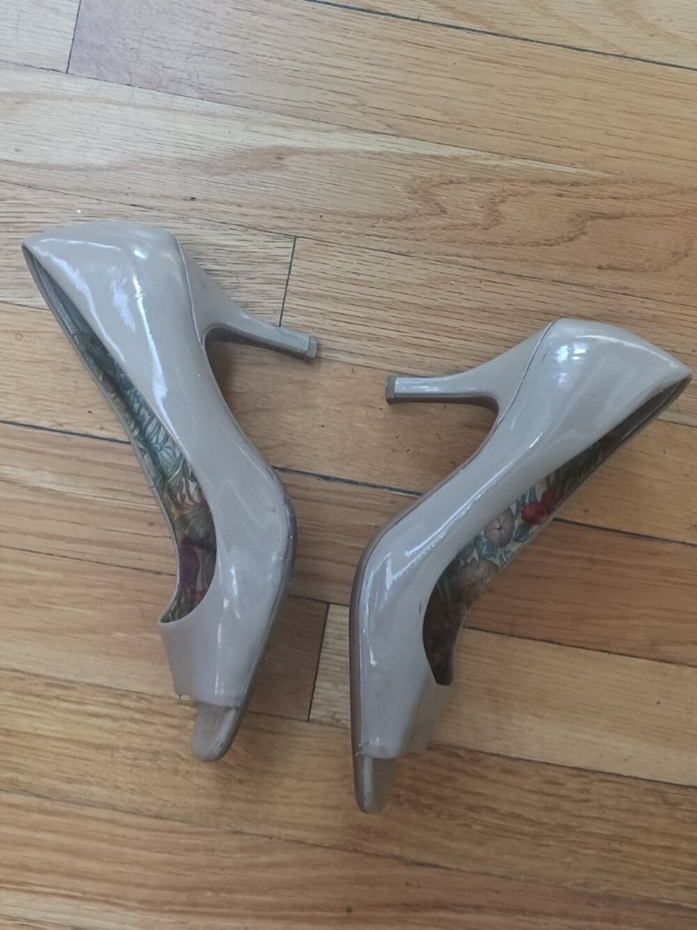 Tahari open toe beige pumps